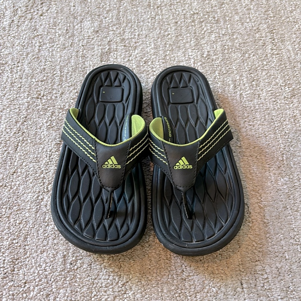 Adidas flip flops sandals youth boys size 4 shoes